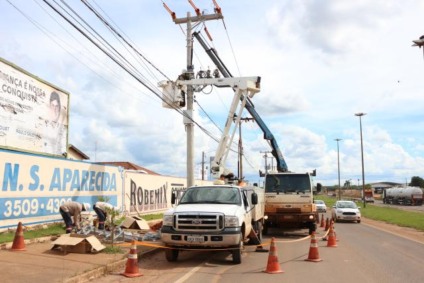 Além de lâmpadas queimadas nas ruas,moradores têm reclamando também das constantes quedas de tensão e do fornecimento de energia abaixo da voltagem - Hugo Leal/JPNews