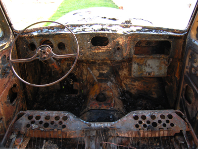 Interior da Pickup Ford Willys foi totalmente destruído pelo fogo -