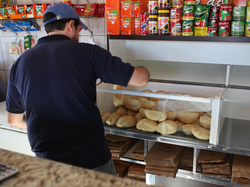 Nos supermercados e padarias entrevistados o quilo do pão francês varia entre R$ 7,80 e R$ 10 - Elias Dias/JP