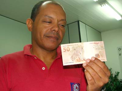 Neste ano entraram em circulação as novas notas de R$ 50 e R$ 100 e em 2011 serão substituidas as notas de R$ 10 e R$ 20 -