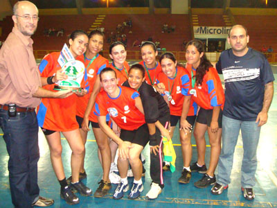 As meninas do World Sports recebem o troféu de campeãs dos Jats das mãos do secretário de Esportes, Sávio Bernardes -