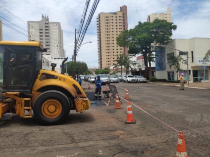 Três ruas estão em obras e motoristas ficam em alerta - Gabi Couto Três ruas estão em obras e motoristas ficam em alerta - Gabi Couto