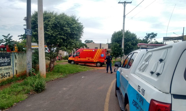 Alinhados e treinados, Corpo de Bombeiros e Polícia Militar atuam juntos em diversas ocorrências - Na foto, equipes socorrem homem em casa em chamas - 13° BPM