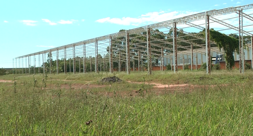 Empresa já dispõe de maquinários para a metalúrgica, que vai produzir carrocerias de alumínio, aço e carbono - Reprodução TVC