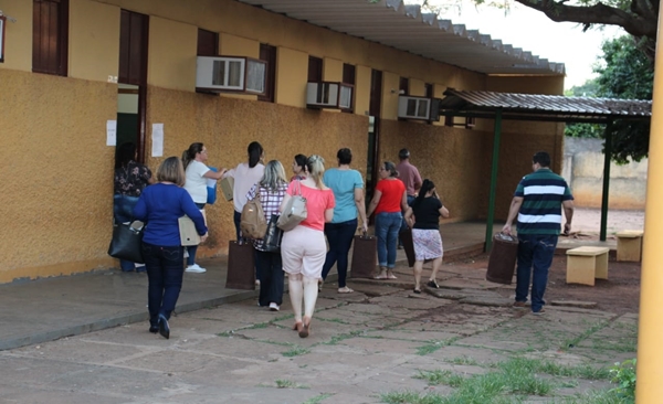 Voluntários no local de votação - Foto: Costa Leste News