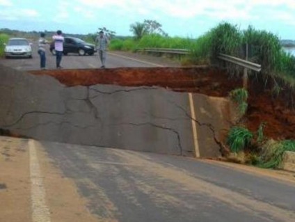 Em Naviraí, parte da ponte da MS-487, que liga o Estado ao Paraná, foi levada pela enchente - Itaquiraiemfoco