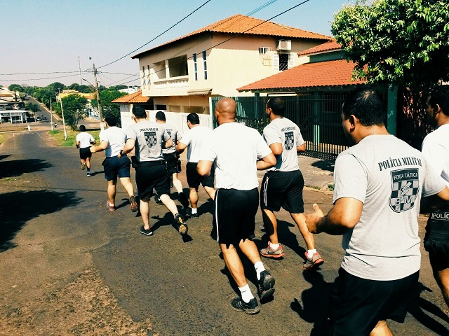 Policiais militares realizam exercícios físicos por ruas de Paranaíba - Divulgação/PM