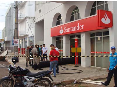 O Banco  foi alvo da ação de ladrões nesta madrugada -