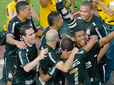 Jogadores do Corinthians comemoram a vitória sobre o rival - Jogadores do Corinthians comemoram a vitória sobre o rival -