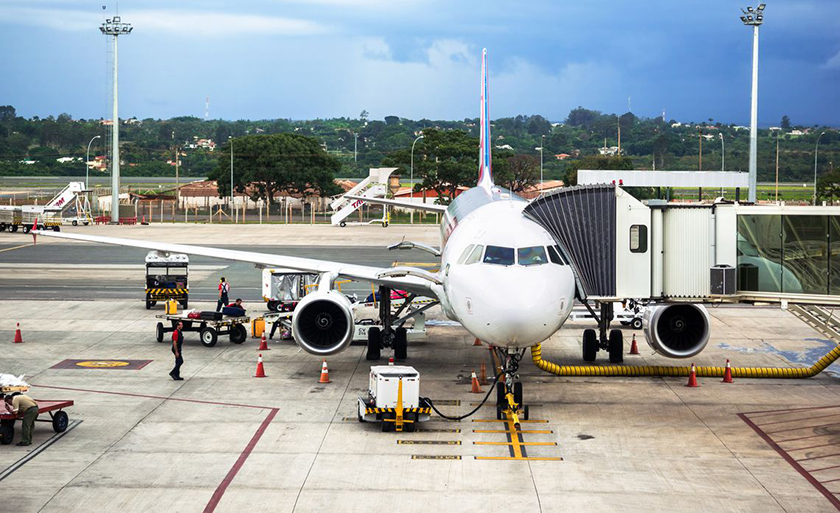 Avião é abastecido no aeroporto de Brasília - Divulgação/Agência Brasil