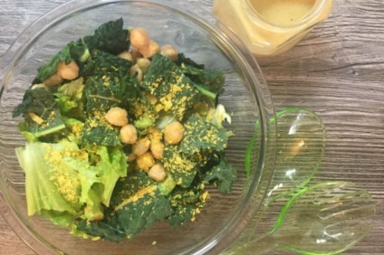 Maioria das saladas prontas está contaminada por bactérias, diz estudo