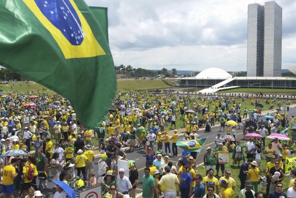 Manifestantes vão às ruas em Brasília a favor do impeachment