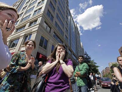 Funcionários de escritórios do centro de Washington evacuam prédios logo depois do terremoto de 5,9 graus -