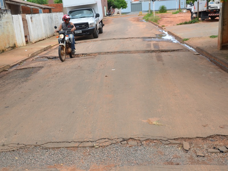 Rua Anis Irabe, no Paranapungá, está cheia de valetas abertas pela Sanesul   - Cláudio Pereira 