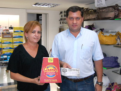 A gerente da Via Velli Fashion, Urbany Witter e o proprietário José Roberto Baravelli -