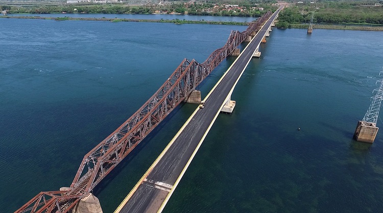 Ponte sobre o rio Paraná já está pronta e será inaugurada nesta quarta-feira pelo ministro dos Transportes  - James Luck