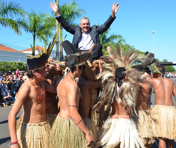 Mesmo com gripe forte, Guerreiro participou do desfile cívico em comemoração ao aniversário da cidade e da tradicional dança do bate-pau com os índios de Anastácio - Claudio Pereira/JPNEWS