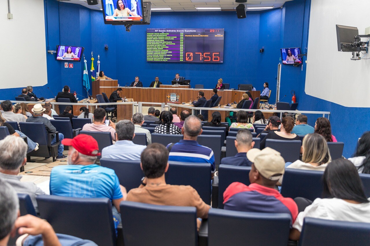 A sessão teve um tom especial, já que foi a primeira após os resultados das eleições municipais.