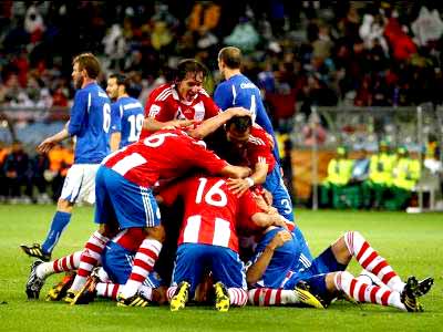 Paraguaios comemoram o gol inicial na partida desta segunda - Paraguaios comemoram o gol inicial na partida desta segunda -