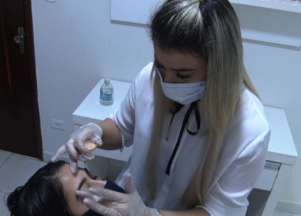 Katia Freitas preenche agenda com clientes do salão e alunas - Vinícius Leal/TVC