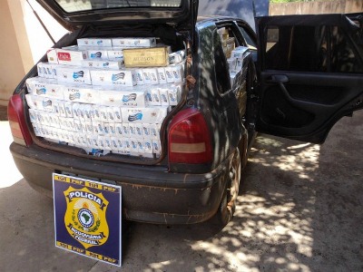 Carro estava lotado com 1500 pacotes de cigarro contrabandeado -