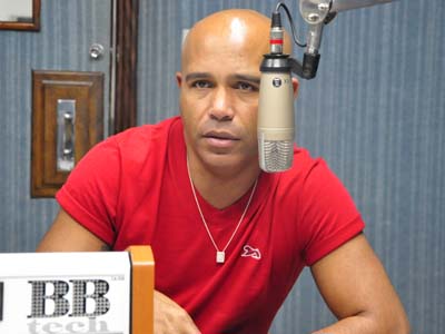 O artista, no estúdio da Cultura FM -