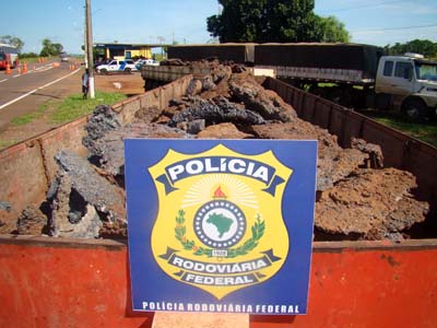 Carga transportada de forma irregular em caminhão com carroceria de madeira -