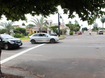 Motoristas foram flagrados desrespeitando o sinal amarelo do semáforo - Elias Dias