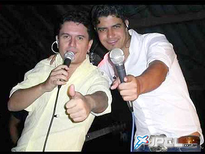 A dupla sertaneja de Três Lagoas, Xande e Maurício é famosa no cenário universitário pela música ?Casa das Primas -