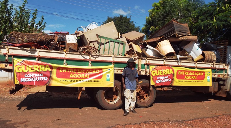 Caminhão lotado de entulhos e móveis sem uso  - Roberto Chamorro