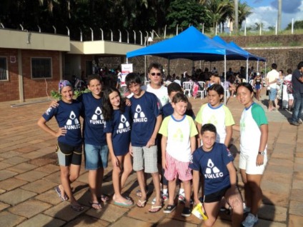 Nadadores posam para foto antes das provas em Campo Grande -