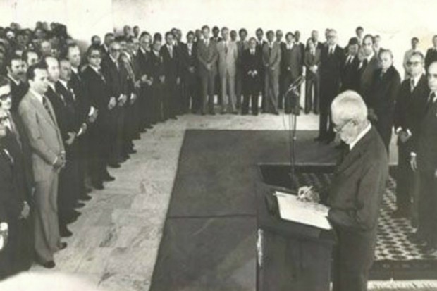 Ernesto Geisel assinou em 11 de outubro de 1977 a Lei Complementar nº 31, que decretou desmembramento de MT e criou MS.