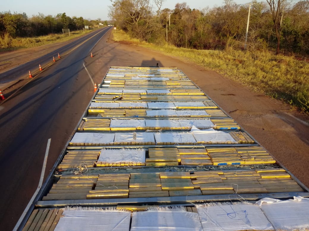 PRF encontra mil quilos de maconha em fundo falso de caminhão baú - Divulgação/PRF