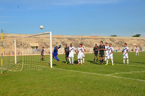 Apesar do protesto, houve empenho do time em busca da vitória - Claudio Pereira/JP Apesar do protesto, houve empenho do time em busca da vitória - Claudio Pereira/JP