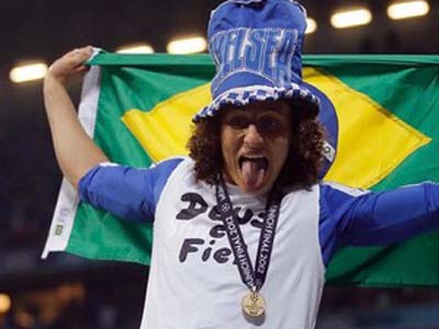 David Luiz defendeu o Chelsea no último sábado, mas sofre com lesão na coxa -