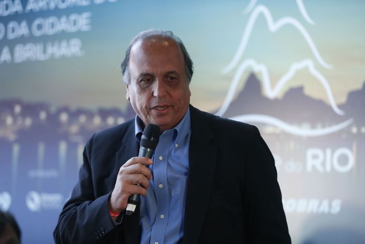 O governador do Rio de Janeiro, Luiz Fernando Pezão, saiu preso do Palácio Laranjeiras e foi levado para a Polícia Federal. - Divulgação/Agência Brasil