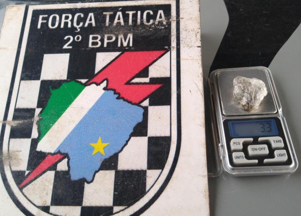 Homem é flagrado com 'paradinha' de maconha levado para à Delegacia e liberado - Imagens cedidas/Polícia Militar