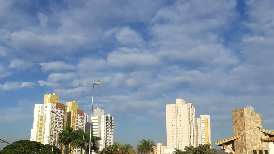 O dia amanheceu com temperatura amena em Campo Grande, mas o Inmet prevê muito calor para todo o Estado. - Dayanne Faquetti