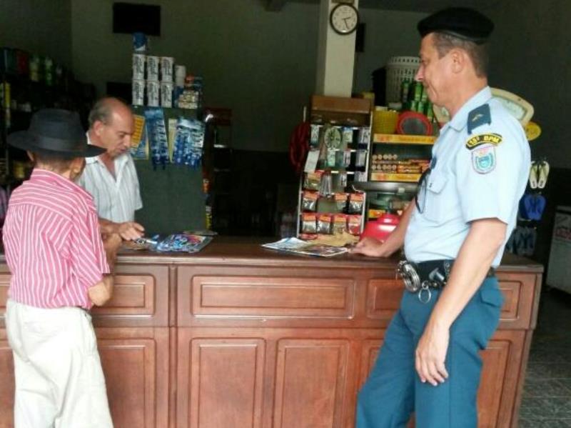 Policial militar conversa com moradores, em busca de informações sobre alternativas de segurança - ARQUIVO/PM