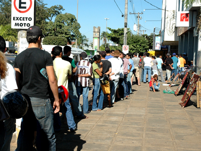 A lei determina que somente após duas reincidências, os bancos possam ser multados. O Valor aplicado nestes é de aproximadamente R$300 -