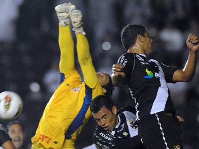 Goleiro corintiano Cássio tenta cortar um cruzamento durante o jogo da semana passada -