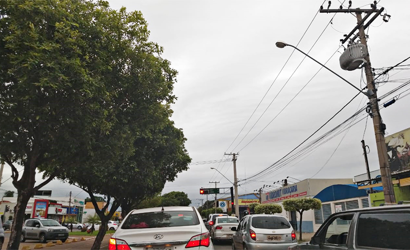 Hora do rush na avenida Filinto Muller na manhã desta quinta-feira (8) em Três Lagoas - Danielle Leduc/JPNEWS