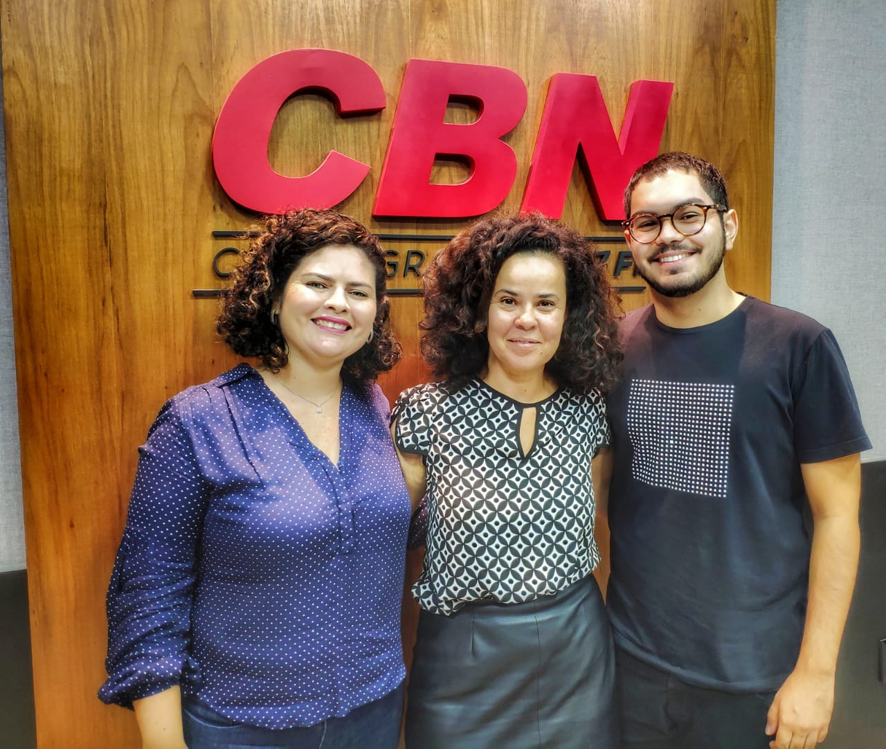 Luciane Mamoré recebeu a professora Mayara Dias e o acadêmico de arquitetura Eduardo Medeiros. - CBN CG