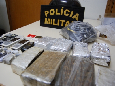 Droga e celulares apreendidos em boca de fumo que funcionava em presídio -