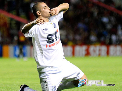 O meia Felipe Azevedo comemora o gol da vitória sobre o Sport -
