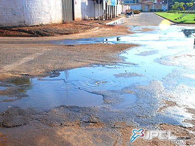 Esgoto volta a correr a céu aberto na Circular da Lagoa Maior -