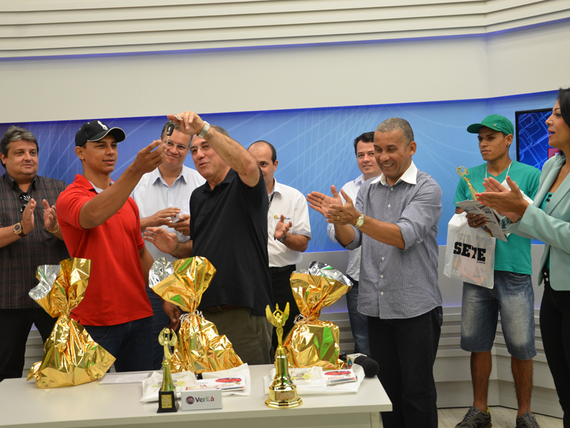 Júlio César recebeu a chave da mão do diretor geral do Grupo RCN de Comunicação, Rosário Congro Neto - Claudio Pereira/JP