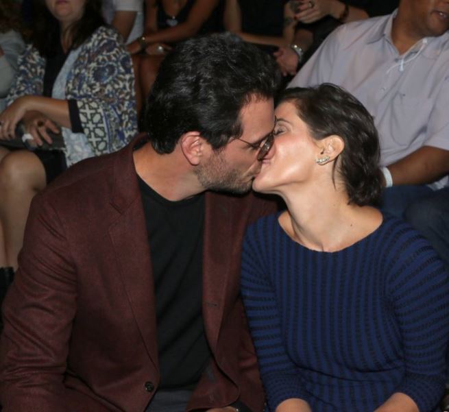 Deborah Secco e Rodrigo Lombardi se beijam em nova gravação de novela