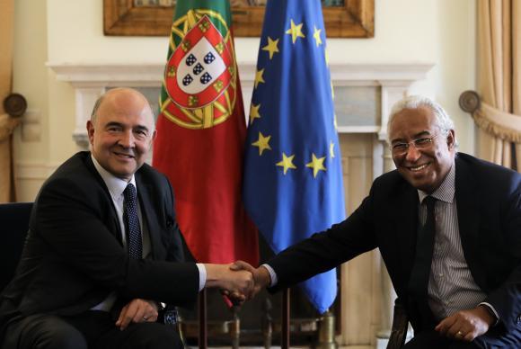 Pierre Moscovici (E), da Comissão Europeia, troca um aperto de mãos com o primeiro-ministro de Portugal, Antonio Costa (D) - Antonio Cotrim/Agência Lusa