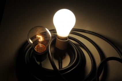 Com o fim do horário de verão, os consumidores devem redobrar a atenção nas pequenas ações do dia a dia que podem resultar em uma redução na conta de luz - Marcello Casal Jr/Agência Brasil